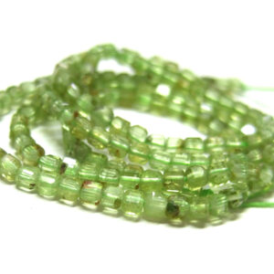 Peridot Perlen Strang facettierte Würfelchen 2,5 mm